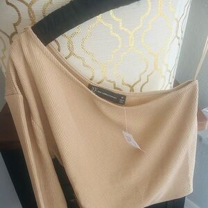New York & Company Tan Knit Top NWT
One shoulder top Size Medium